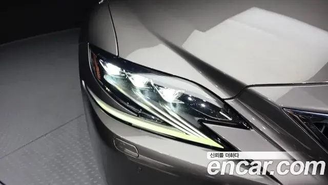 Lexus LS500h 2018 — ფოტო 1/35