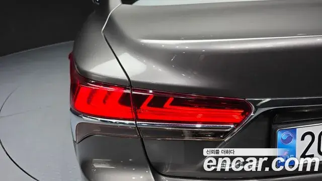 Lexus LS500h 2018 — ფოტო 10/35