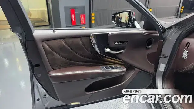 Lexus LS500h 2018 — ფოტო 35/35