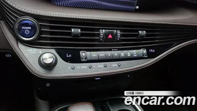 Lexus LS500h 2018 — ფოტო 33/35