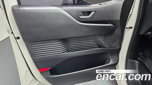 Hyundai Staria 2021 — ფოტო 28/33