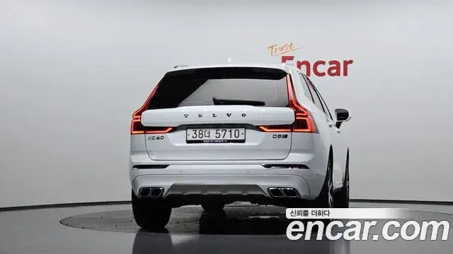 Volvo XC60 2019 — Şəkil 16/20
