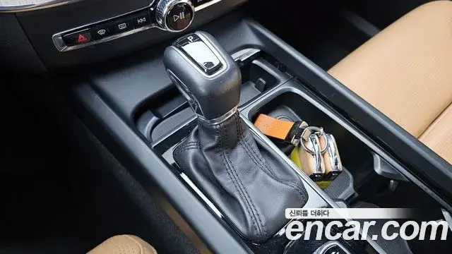 Volvo XC60 2019 — Şəkil 14/20