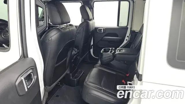Jeep Wrangler 2021 — Фото 12/20