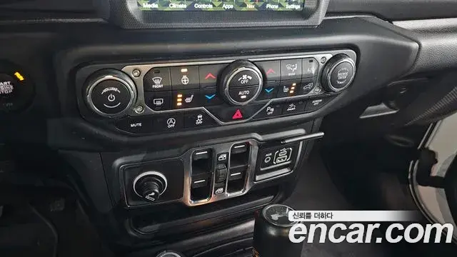 Jeep Wrangler 2021 — Фото 18/20
