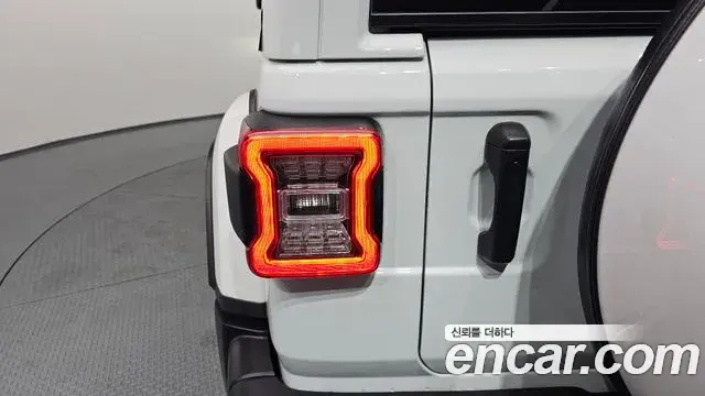 Jeep Wrangler 2021 — ფოტო 22/31