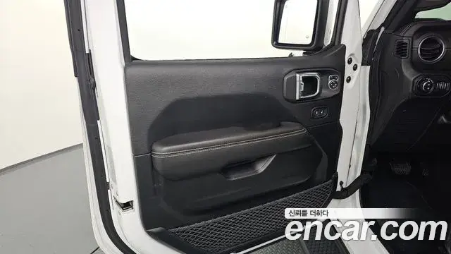 Jeep Wrangler 2021 — ფოტო 5/31