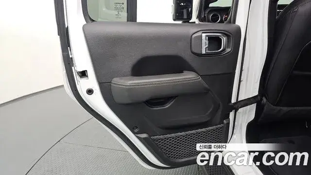 Jeep Wrangler 2021 — ფოტო 8/31