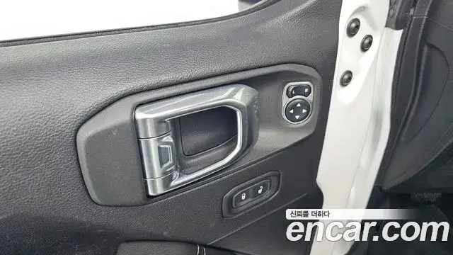 Jeep Wrangler 2021 — ფოტო 17/31