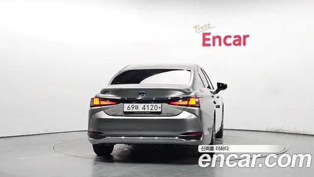 Lexus ES300h 2018 — Фото 4/20