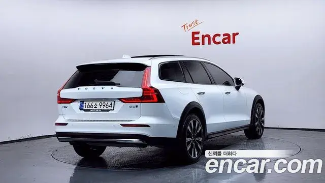 Volvo V60 Cross Country 2024 — ფოტო 6/20