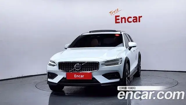 Volvo V60 Cross Country 2024 — ფოტო 13/20