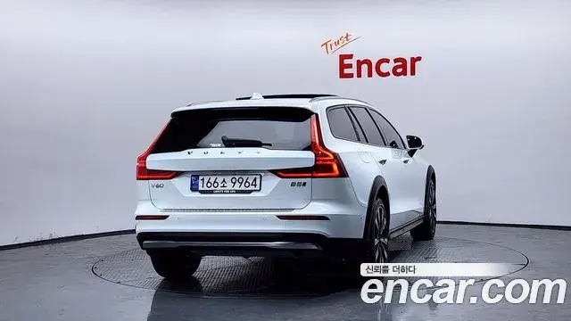 Volvo V60 Cross Country 2024 — ფოტო 14/20