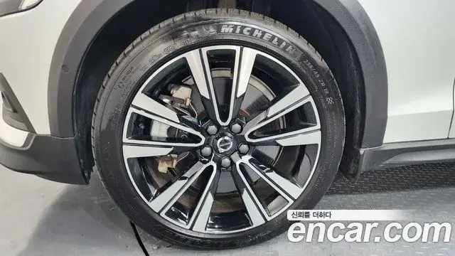 Volvo V60 Cross Country 2024 — ფოტო 15/20