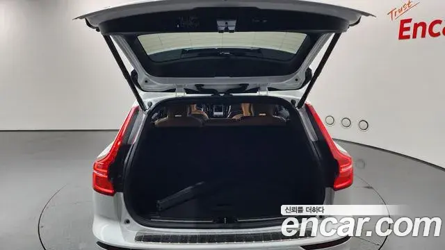 Volvo V60 Cross Country 2024 — ფოტო 7/20