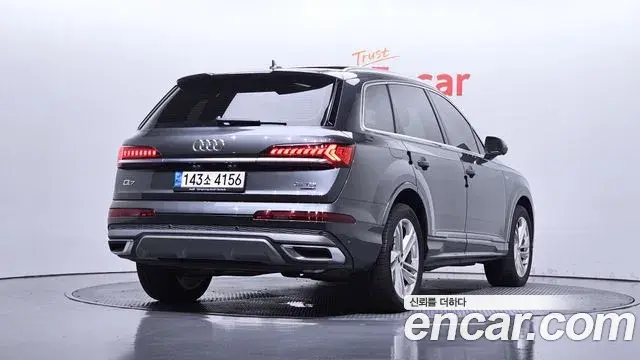 Audi Q7 2021 — Photo 9/30