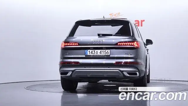 Audi Q7 2021 — Photo 1/30