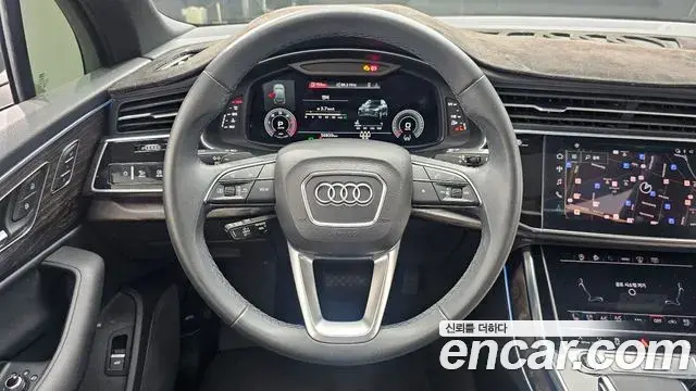Audi Q7 2021 — Photo 6/30
