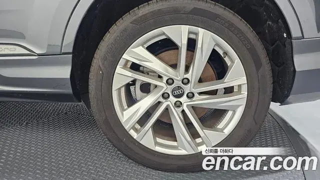 Audi Q7 2021 — Photo 7/30