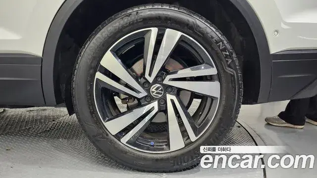 Volkswagen Touareg 2023 — Şəkil 23/30