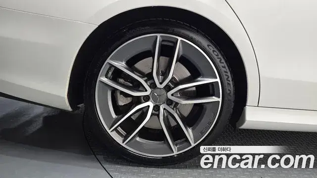 Mercedes-Benz E-Class 2021 — Photo 5/20