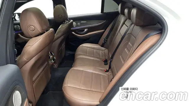 Mercedes-Benz E-Class 2021 — Photo 11/20