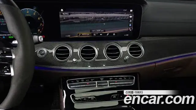 Mercedes-Benz E-Class 2021 — Photo 12/20
