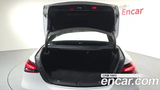 Mercedes-Benz E-Class 2021 — Photo 18/20