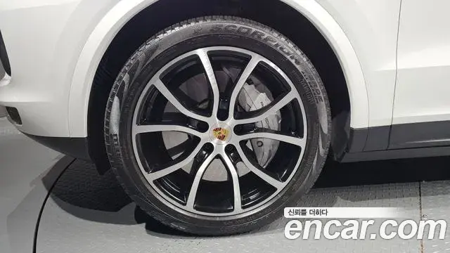 Porsche Cayenne 2020 — Photo 22/36