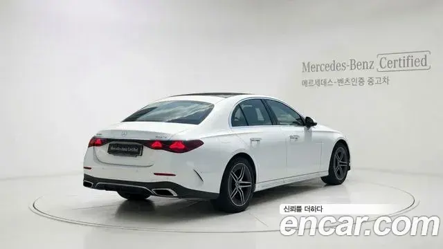 Mercedes-Benz E-Class 2025 — Photo 8/13