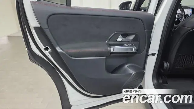 Mercedes-Benz GLB-Class 2022 — Şəkil 11/33