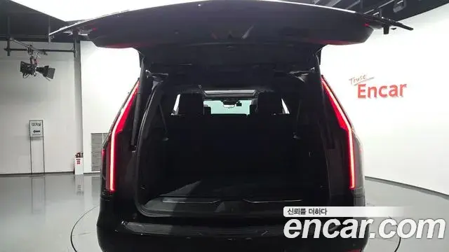 Cadillac Escalade 2023 — ფოტო 35/39