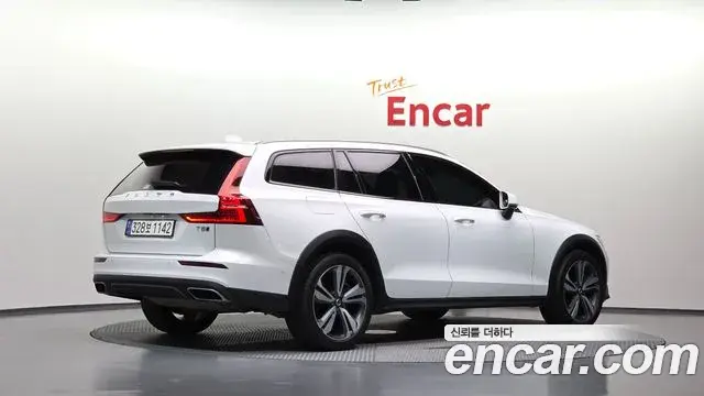 Volvo V60 Cross Country 2019 — ფოტო 7/34