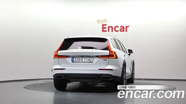 Volvo V60 Cross Country 2019 — ფოტო 20/34