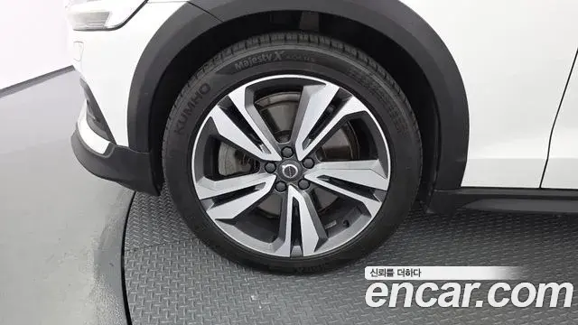 Volvo V60 Cross Country 2019 — ფოტო 13/34