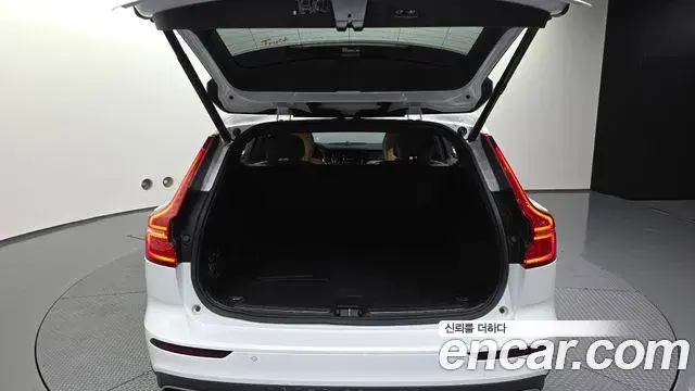 Volvo V60 Cross Country 2019 — ფოტო 1/34