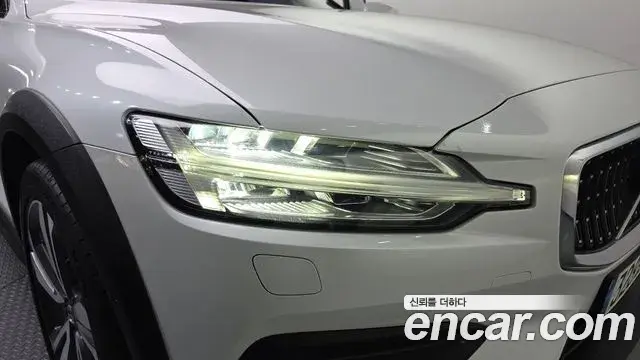 Volvo V60 Cross Country 2019 — ფოტო 25/34