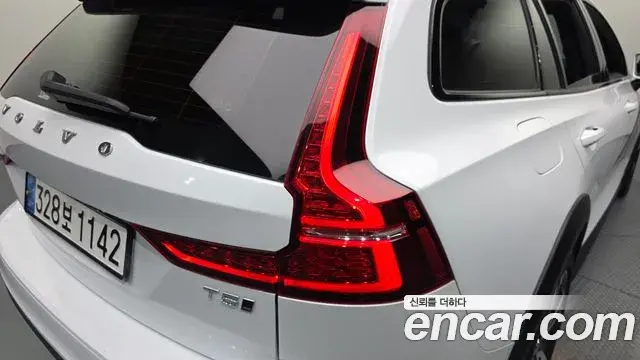 Volvo V60 Cross Country 2019 — ფოტო 30/34