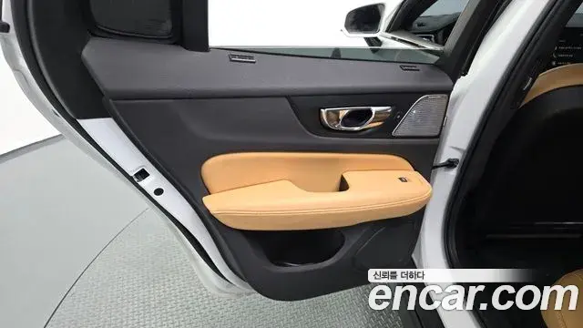 Volvo V60 Cross Country 2019 — ფოტო 15/34
