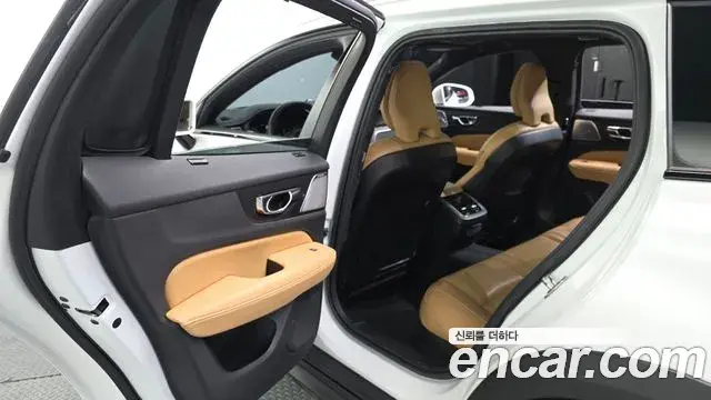 Volvo V60 Cross Country 2019 — ფოტო 32/34