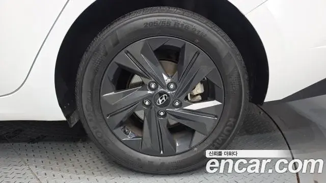 Hyundai The New Avante Hybrid 2023 — ფოტო 10/32