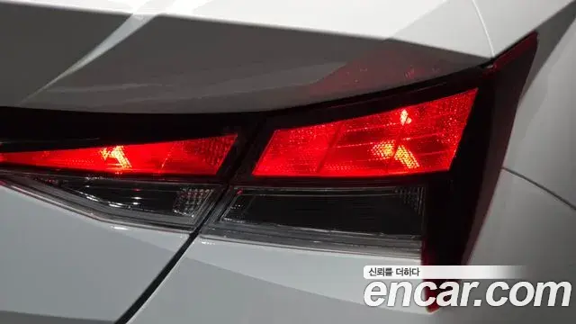 Hyundai The New Avante Hybrid 2023 — ფოტო 27/32