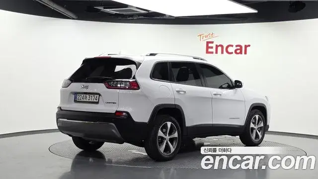 Jeep Cherokee 2021 — Şəkil 25/33