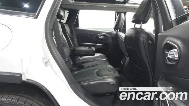 Jeep Cherokee 2021 — Şəkil 8/33