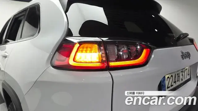 Jeep Cherokee 2021 — Şəkil 29/33