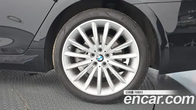 BMW 5 Series 2023 — Photo 28/36