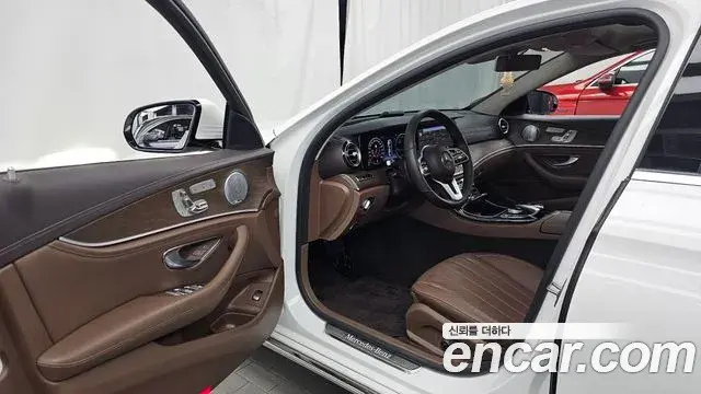 Mercedes-Benz E-Class 2019 — Фото 10/20