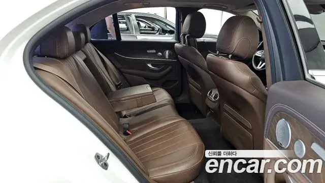 Mercedes-Benz E-Class 2019 — Фото 12/20