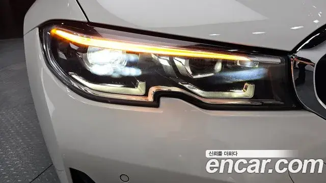 BMW 3 Series 2019 — ფოტო 8/31