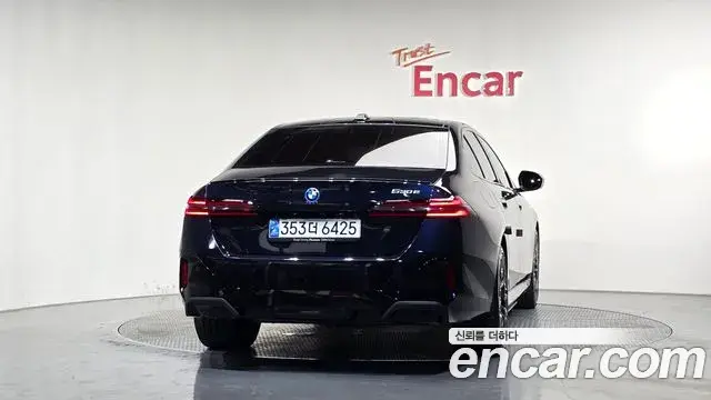 BMW 5 Series 2024 — Şəkil 21/31